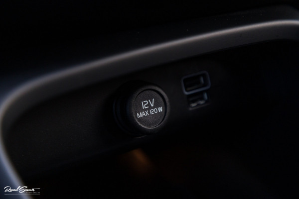 Volvo XC40 1.5 T4 Plug-in hybrid Plus Dark | Zwenkbare trekhaak | Adaptieve cruise | Memory | Haman Kardon | Blis |