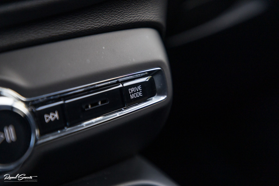 Volvo XC40 1.5 T4 Plug-in hybrid Plus Dark | Zwenkbare trekhaak | Adaptieve cruise | Memory | Haman Kardon | Blis |