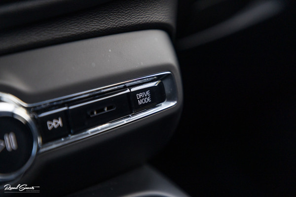 Volvo XC40 1.5 T4 Plug-in hybrid Plus Dark | Zwenkbare trekhaak | Adaptieve cruise | Memory | Haman Kardon | Blis |