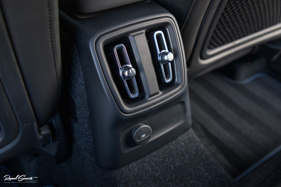 Volvo XC40 1.5 T4 Plug-in hybrid Plus Dark | Zwenkbare trekhaak | Adaptieve cruise | Memory | Haman Kardon | Blis |
