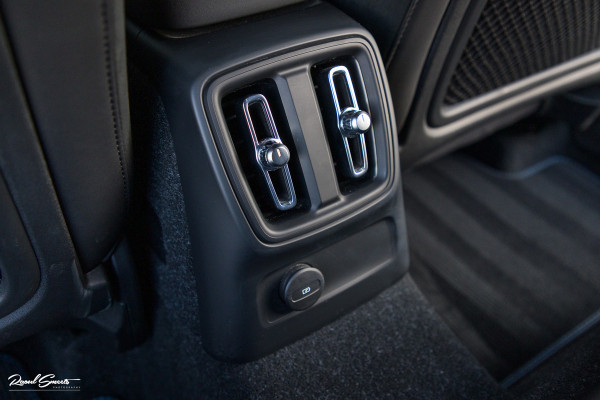Volvo XC40 1.5 T4 Plug-in hybrid Plus Dark | Zwenkbare trekhaak | Adaptieve cruise | Memory | Haman Kardon | Blis |
