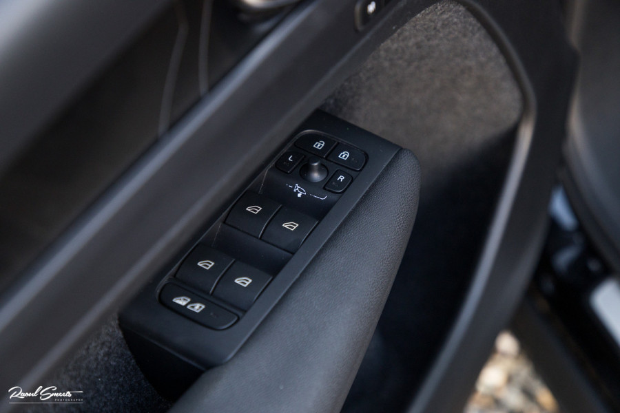 Volvo XC40 1.5 T4 Plug-in hybrid Plus Dark | Zwenkbare trekhaak | Adaptieve cruise | Memory | Haman Kardon | Blis |