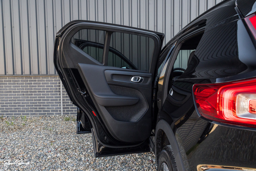 Volvo XC40 1.5 T4 Plug-in hybrid Plus Dark | Zwenkbare trekhaak | Adaptieve cruise | Memory | Haman Kardon | Blis |