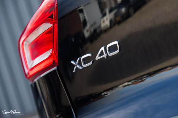 Volvo XC40 1.5 T4 Plug-in hybrid Plus Dark | Zwenkbare trekhaak | Adaptieve cruise | Memory | Haman Kardon | Blis |