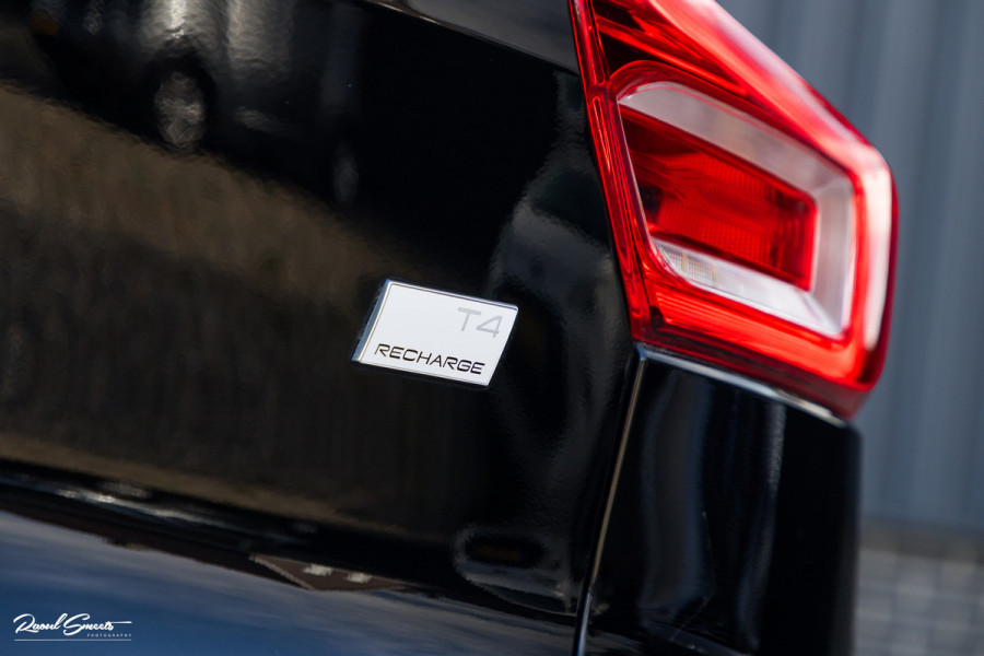 Volvo XC40 1.5 T4 Plug-in hybrid Plus Dark | Zwenkbare trekhaak | Adaptieve cruise | Memory | Haman Kardon | Blis |