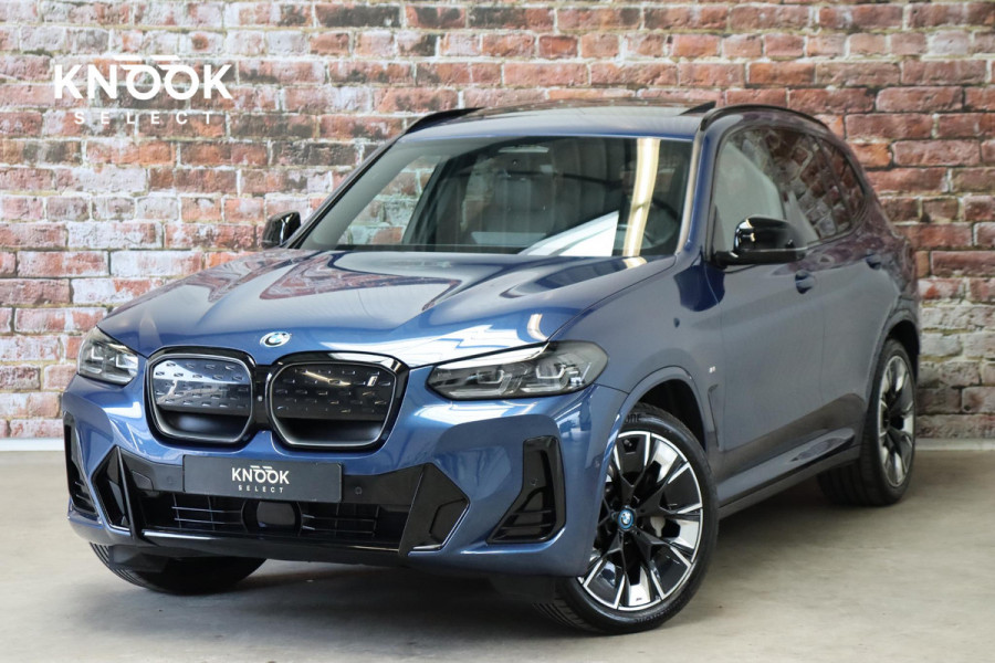 BMW iX3 High Executive M Sport Pakket 80 kWh / Live Cockpit Professional / Active Protection / Driving Assistant Professional / Panoramadak / Trekhaak / Leder / Adaptieve LED-koplamp / Shadow Line / Adaptief Onderstel /  Stuurwielverwarming / Head-Up Display / DAB / Harman Kardon