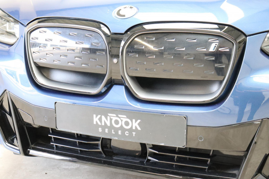 BMW iX3 High Executive M Sport Pakket 80 kWh / Live Cockpit Professional / Active Protection / Driving Assistant Professional / Panoramadak / Trekhaak / Leder / Adaptieve LED-koplamp / Shadow Line / Adaptief Onderstel /  Stuurwielverwarming / Head-Up Display / DAB / Harman Kardon