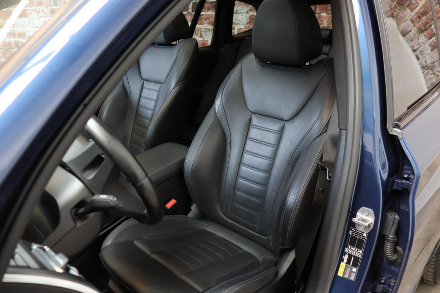 BMW iX3 High Executive M Sport Pakket 80 kWh / Live Cockpit Professional / Active Protection / Driving Assistant Professional / Panoramadak / Trekhaak / Leder / Adaptieve LED-koplamp / Shadow Line / Adaptief Onderstel /  Stuurwielverwarming / Head-Up Display / DAB / Harman Kardon
