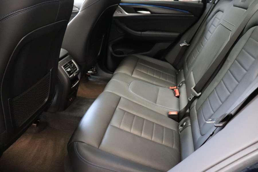 BMW iX3 High Executive M Sport Pakket 80 kWh / Live Cockpit Professional / Active Protection / Driving Assistant Professional / Panoramadak / Trekhaak / Leder / Adaptieve LED-koplamp / Shadow Line / Adaptief Onderstel /  Stuurwielverwarming / Head-Up Display / DAB / Harman Kardon