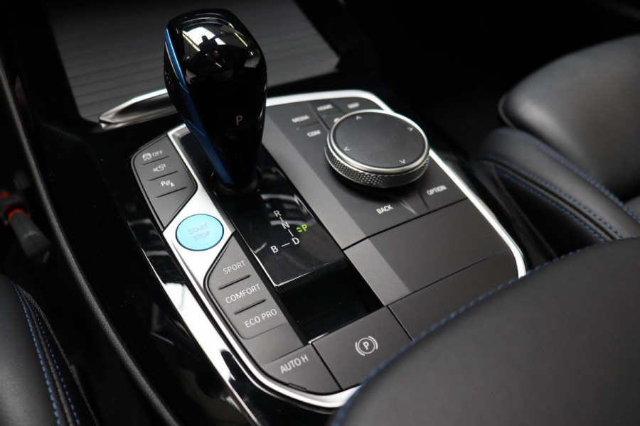 BMW iX3 High Executive M Sport Pakket 80 kWh / Live Cockpit Professional / Active Protection / Driving Assistant Professional / Panoramadak / Trekhaak / Leder / Adaptieve LED-koplamp / Shadow Line / Adaptief Onderstel /  Stuurwielverwarming / Head-Up Display / DAB / Harman Kardon
