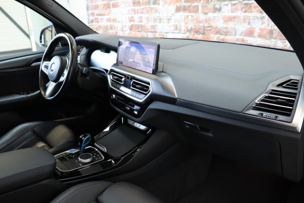 BMW iX3 High Executive M Sport Pakket 80 kWh / Live Cockpit Professional / Active Protection / Driving Assistant Professional / Panoramadak / Trekhaak / Leder / Adaptieve LED-koplamp / Shadow Line / Adaptief Onderstel /  Stuurwielverwarming / Head-Up Display / DAB / Harman Kardon
