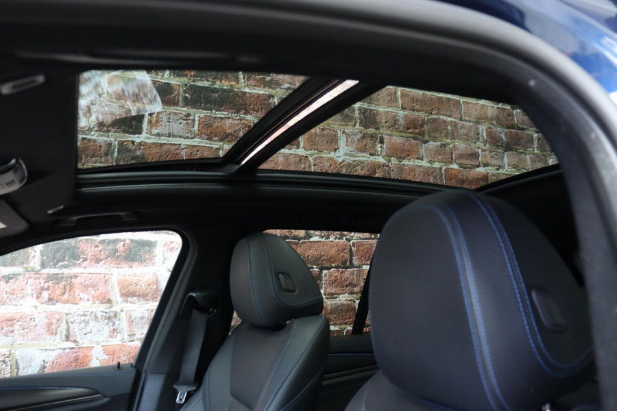 BMW iX3 High Executive M Sport Pakket 80 kWh / Live Cockpit Professional / Active Protection / Driving Assistant Professional / Panoramadak / Trekhaak / Leder / Adaptieve LED-koplamp / Shadow Line / Adaptief Onderstel /  Stuurwielverwarming / Head-Up Display / DAB / Harman Kardon