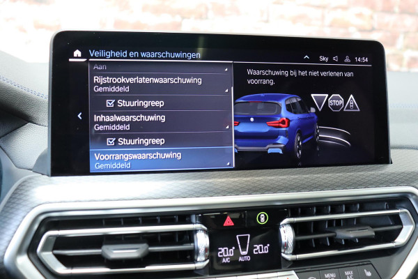 BMW iX3 High Executive M Sport Pakket 80 kWh / Live Cockpit Professional / Active Protection / Driving Assistant Professional / Panoramadak / Trekhaak / Leder / Adaptieve LED-koplamp / Shadow Line / Adaptief Onderstel /  Stuurwielverwarming / Head-Up Display / DAB / Harman Kardon