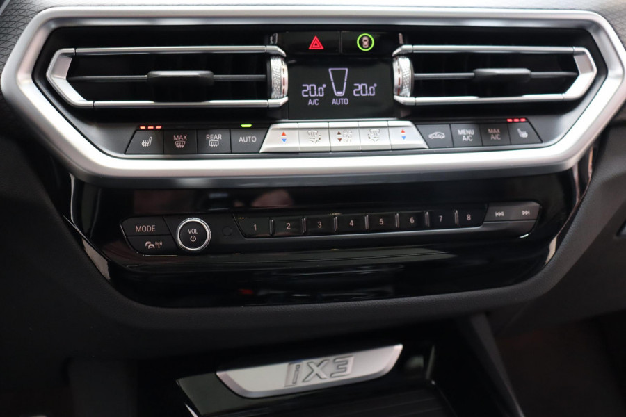 BMW iX3 High Executive M Sport Pakket 80 kWh / Live Cockpit Professional / Active Protection / Driving Assistant Professional / Panoramadak / Trekhaak / Leder / Adaptieve LED-koplamp / Shadow Line / Adaptief Onderstel /  Stuurwielverwarming / Head-Up Display / DAB / Harman Kardon