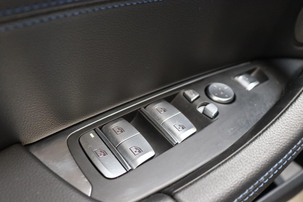 BMW iX3 High Executive M Sport Pakket 80 kWh / Live Cockpit Professional / Active Protection / Driving Assistant Professional / Panoramadak / Trekhaak / Leder / Adaptieve LED-koplamp / Shadow Line / Adaptief Onderstel /  Stuurwielverwarming / Head-Up Display / DAB / Harman Kardon