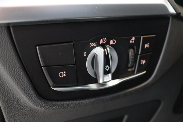 BMW iX3 High Executive M Sport Pakket 80 kWh / Live Cockpit Professional / Active Protection / Driving Assistant Professional / Panoramadak / Trekhaak / Leder / Adaptieve LED-koplamp / Shadow Line / Adaptief Onderstel /  Stuurwielverwarming / Head-Up Display / DAB / Harman Kardon