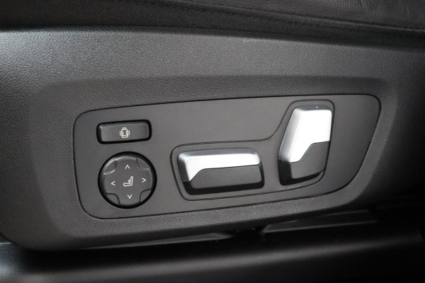 BMW iX3 High Executive M Sport Pakket 80 kWh / Live Cockpit Professional / Active Protection / Driving Assistant Professional / Panoramadak / Trekhaak / Leder / Adaptieve LED-koplamp / Shadow Line / Adaptief Onderstel /  Stuurwielverwarming / Head-Up Display / DAB / Harman Kardon