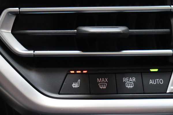 BMW iX3 High Executive M Sport Pakket 80 kWh / Live Cockpit Professional / Active Protection / Driving Assistant Professional / Panoramadak / Trekhaak / Leder / Adaptieve LED-koplamp / Shadow Line / Adaptief Onderstel /  Stuurwielverwarming / Head-Up Display / DAB / Harman Kardon