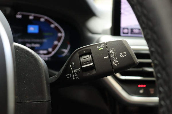 BMW iX3 High Executive M Sport Pakket 80 kWh / Live Cockpit Professional / Active Protection / Driving Assistant Professional / Panoramadak / Trekhaak / Leder / Adaptieve LED-koplamp / Shadow Line / Adaptief Onderstel /  Stuurwielverwarming / Head-Up Display / DAB / Harman Kardon