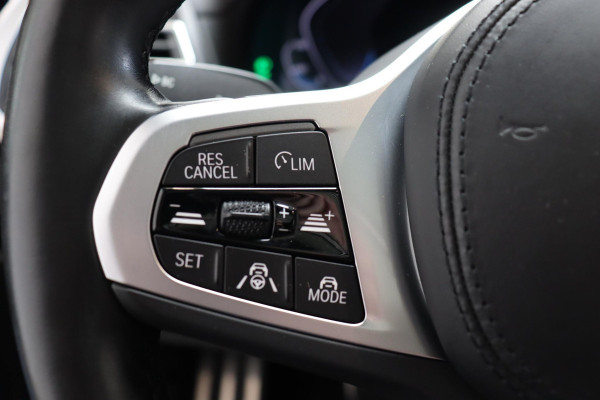 BMW iX3 High Executive M Sport Pakket 80 kWh / Live Cockpit Professional / Active Protection / Driving Assistant Professional / Panoramadak / Trekhaak / Leder / Adaptieve LED-koplamp / Shadow Line / Adaptief Onderstel /  Stuurwielverwarming / Head-Up Display / DAB / Harman Kardon