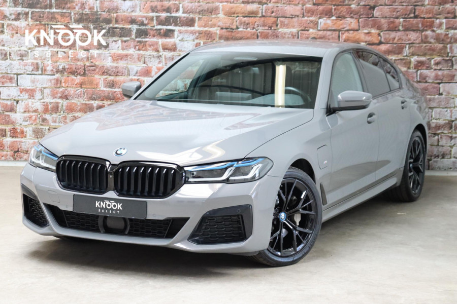 BMW 5 Serie Sedan 530e High Executive M Sport Pakket Automaat / Live Cockpit Professional / Trekhaak / Laserlight / Comfortstoelen / Driving Assistant Professional / 19 Inch / Harman Kardon / Stoelverwarming / DAB / Parkeerhulp Plus / Stoelverwarming / Extra Getint Glas