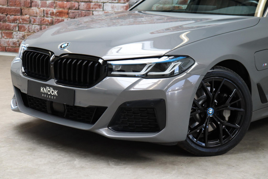 BMW 5 Serie Sedan 530e High Executive M Sport Pakket Automaat / Live Cockpit Professional / Trekhaak / Laserlight / Comfortstoelen / Driving Assistant Professional / 19 Inch / Harman Kardon / Stoelverwarming / DAB / Parkeerhulp Plus / Stoelverwarming / Extra Getint Glas