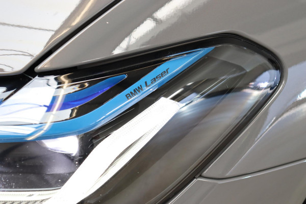BMW 5 Serie Sedan 530e High Executive M Sport Pakket Automaat / Live Cockpit Professional / Trekhaak / Laserlight / Comfortstoelen / Driving Assistant Professional / 19 Inch / Harman Kardon / Stoelverwarming / DAB / Parkeerhulp Plus / Stoelverwarming / Extra Getint Glas