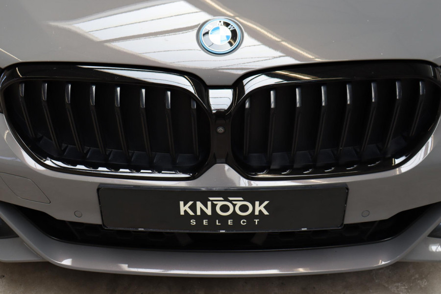 BMW 5 Serie Sedan 530e High Executive M Sport Pakket Automaat / Live Cockpit Professional / Trekhaak / Laserlight / Comfortstoelen / Driving Assistant Professional / 19 Inch / Harman Kardon / Stoelverwarming / DAB / Parkeerhulp Plus / Stoelverwarming / Extra Getint Glas