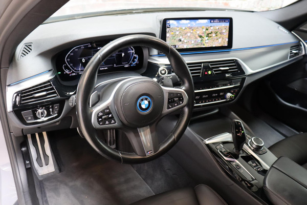 BMW 5 Serie Sedan 530e High Executive M Sport Pakket Automaat / Live Cockpit Professional / Trekhaak / Laserlight / Comfortstoelen / Driving Assistant Professional / 19 Inch / Harman Kardon / Stoelverwarming / DAB / Parkeerhulp Plus / Stoelverwarming / Extra Getint Glas