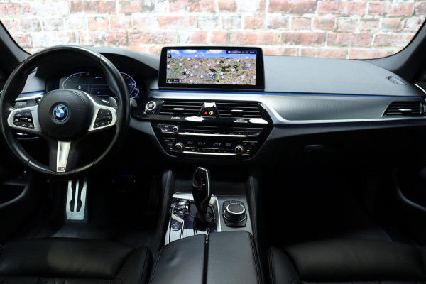 BMW 5 Serie Sedan 530e High Executive M Sport Pakket Automaat / Live Cockpit Professional / Trekhaak / Laserlight / Comfortstoelen / Driving Assistant Professional / 19 Inch / Harman Kardon / Stoelverwarming / DAB / Parkeerhulp Plus / Stoelverwarming / Extra Getint Glas