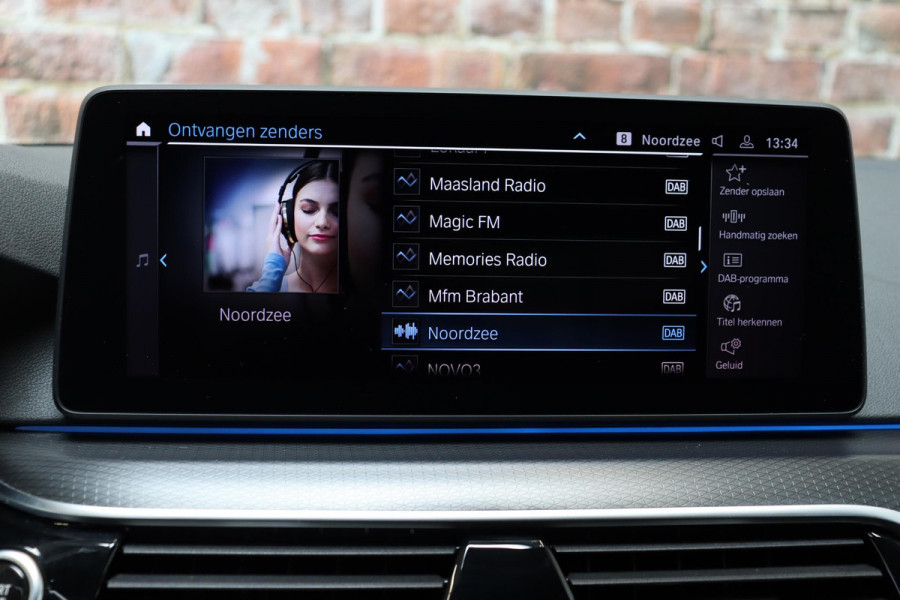 BMW 5 Serie Sedan 530e High Executive M Sport Pakket Automaat / Live Cockpit Professional / Trekhaak / Laserlight / Comfortstoelen / Driving Assistant Professional / 19 Inch / Harman Kardon / Stoelverwarming / DAB / Parkeerhulp Plus / Stoelverwarming / Extra Getint Glas