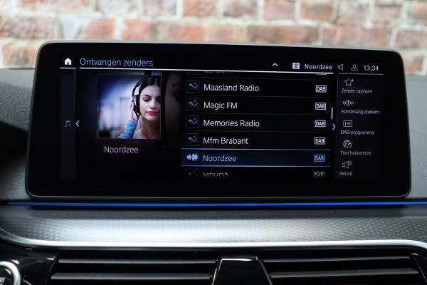 BMW 5 Serie Sedan 530e High Executive M Sport Pakket Automaat / Live Cockpit Professional / Trekhaak / Laserlight / Comfortstoelen / Driving Assistant Professional / 19 Inch / Harman Kardon / Stoelverwarming / DAB / Parkeerhulp Plus / Stoelverwarming / Extra Getint Glas