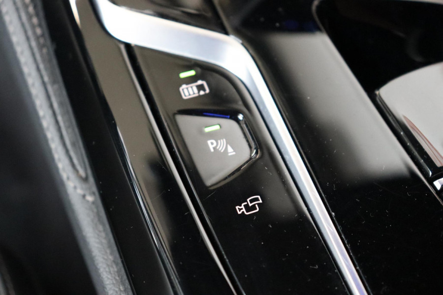 BMW 5 Serie Sedan 530e High Executive M Sport Pakket Automaat / Live Cockpit Professional / Trekhaak / Laserlight / Comfortstoelen / Driving Assistant Professional / 19 Inch / Harman Kardon / Stoelverwarming / DAB / Parkeerhulp Plus / Stoelverwarming / Extra Getint Glas
