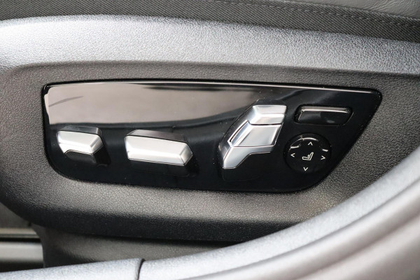 BMW 5 Serie Sedan 530e High Executive M Sport Pakket Automaat / Live Cockpit Professional / Trekhaak / Laserlight / Comfortstoelen / Driving Assistant Professional / 19 Inch / Harman Kardon / Stoelverwarming / DAB / Parkeerhulp Plus / Stoelverwarming / Extra Getint Glas