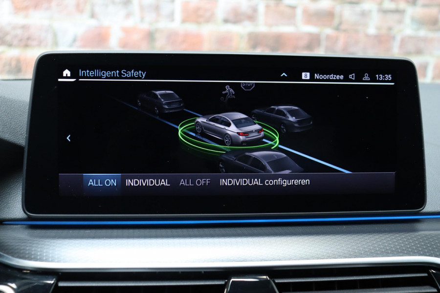 BMW 5 Serie Sedan 530e High Executive M Sport Pakket Automaat / Live Cockpit Professional / Trekhaak / Laserlight / Comfortstoelen / Driving Assistant Professional / 19 Inch / Harman Kardon / Stoelverwarming / DAB / Parkeerhulp Plus / Stoelverwarming / Extra Getint Glas