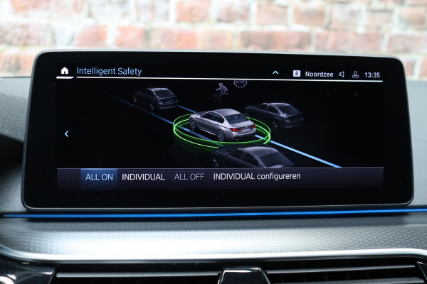 BMW 5 Serie Sedan 530e High Executive M Sport Pakket Automaat / Live Cockpit Professional / Trekhaak / Laserlight / Comfortstoelen / Driving Assistant Professional / 19 Inch / Harman Kardon / Stoelverwarming / DAB / Parkeerhulp Plus / Stoelverwarming / Extra Getint Glas