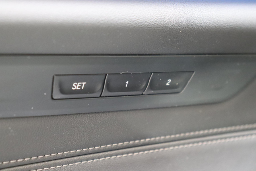 BMW 5 Serie Sedan 530e High Executive M Sport Pakket Automaat / Live Cockpit Professional / Trekhaak / Laserlight / Comfortstoelen / Driving Assistant Professional / 19 Inch / Harman Kardon / Stoelverwarming / DAB / Parkeerhulp Plus / Stoelverwarming / Extra Getint Glas