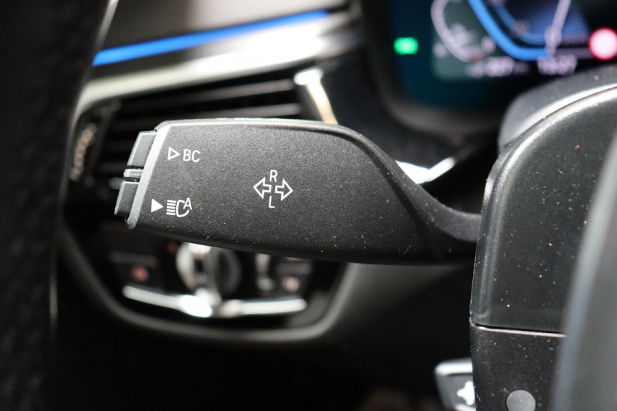 BMW 5 Serie Sedan 530e High Executive M Sport Pakket Automaat / Live Cockpit Professional / Trekhaak / Laserlight / Comfortstoelen / Driving Assistant Professional / 19 Inch / Harman Kardon / Stoelverwarming / DAB / Parkeerhulp Plus / Stoelverwarming / Extra Getint Glas