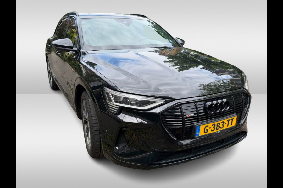Audi e-tron e-tron 50 quattro Launch edition Black 71 kWh / Panoramadak / Camera / 20'' / Luchtvering / ACC / Navigatie / Stoelverwarming / DAB