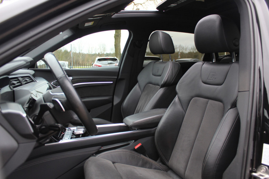 Audi e-tron e-tron 50 quattro Launch edition Black 71 kWh / Panoramadak / Camera / 20'' / Luchtvering / ACC / Navigatie / Stoelverwarming / DAB
