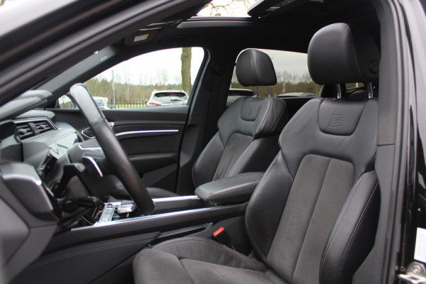 Audi e-tron e-tron 50 quattro Launch edition Black 71 kWh / Panoramadak / Camera / 20'' / Luchtvering / ACC / Navigatie / Stoelverwarming / DAB