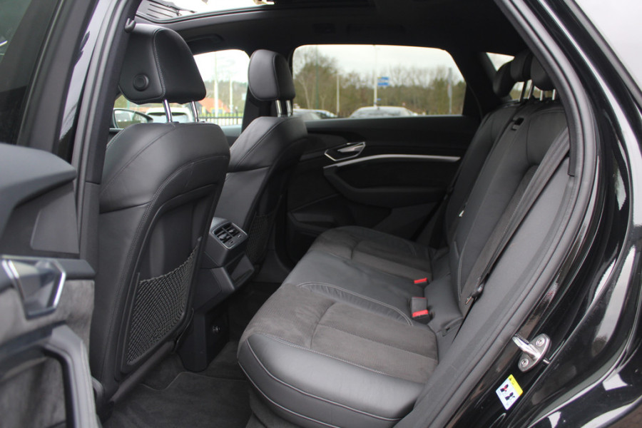 Audi e-tron e-tron 50 quattro Launch edition Black 71 kWh / Panoramadak / Camera / 20'' / Luchtvering / ACC / Navigatie / Stoelverwarming / DAB