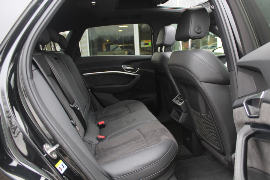 Audi e-tron e-tron 50 quattro Launch edition Black 71 kWh / Panoramadak / Camera / 20'' / Luchtvering / ACC / Navigatie / Stoelverwarming / DAB