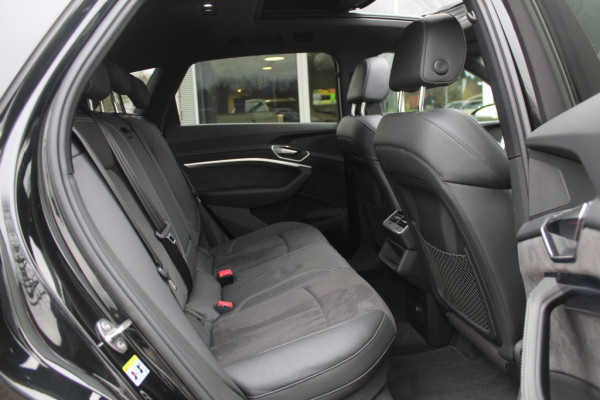 Audi e-tron e-tron 50 quattro Launch edition Black 71 kWh / Panoramadak / Camera / 20'' / Luchtvering / ACC / Navigatie / Stoelverwarming / DAB