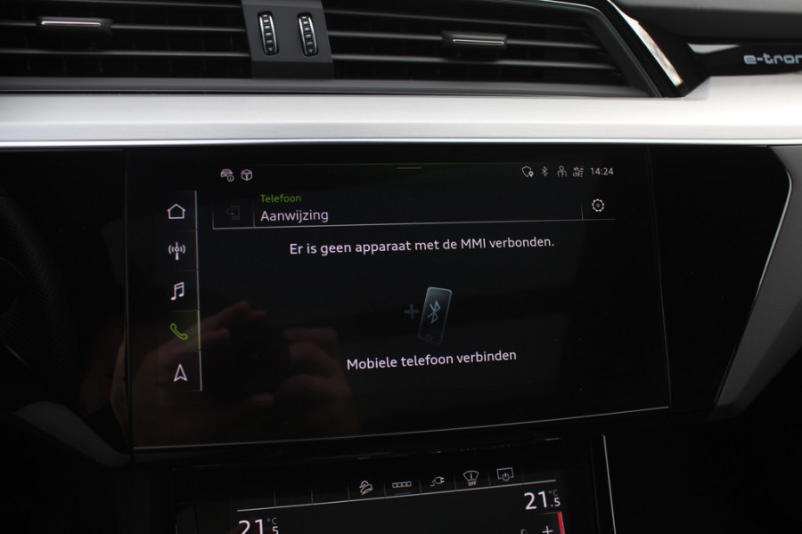 Audi e-tron e-tron 50 quattro Launch edition Black 71 kWh / Panoramadak / Camera / 20'' / Luchtvering / ACC / Navigatie / Stoelverwarming / DAB
