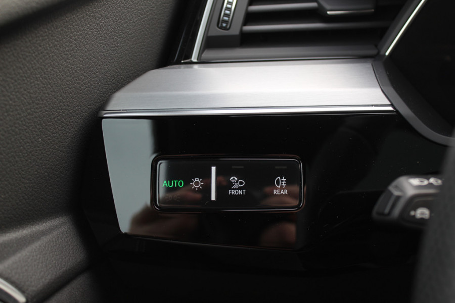 Audi e-tron e-tron 50 quattro Launch edition Black 71 kWh / Panoramadak / Camera / 20'' / Luchtvering / ACC / Navigatie / Stoelverwarming / DAB