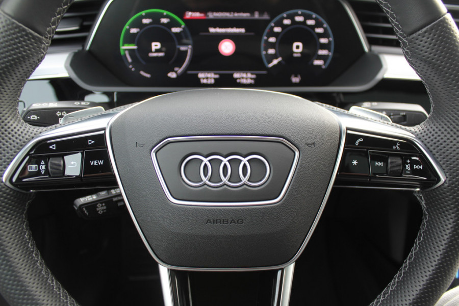 Audi e-tron e-tron 50 quattro Launch edition Black 71 kWh / Panoramadak / Camera / 20'' / Luchtvering / ACC / Navigatie / Stoelverwarming / DAB