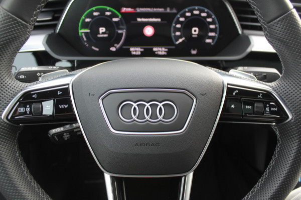 Audi e-tron e-tron 50 quattro Launch edition Black 71 kWh / Panoramadak / Camera / 20'' / Luchtvering / ACC / Navigatie / Stoelverwarming / DAB