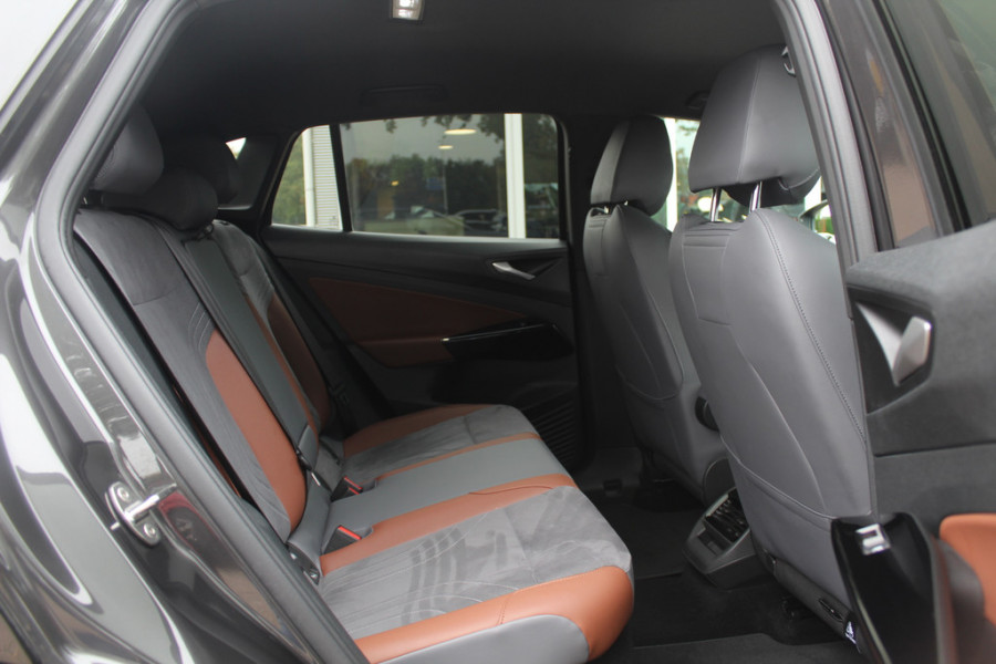 Volkswagen ID.4 First 77 kWh / Trekhaak / Camera / Apple CarPlay / DAB / 20'' / LED / Alcantara / Stoelverwarming / ACC
