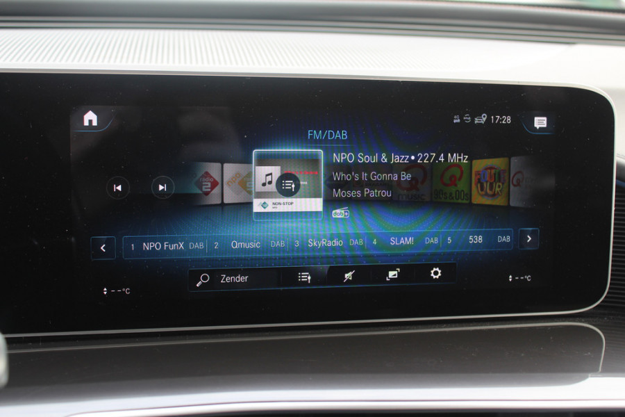 Mercedes-Benz EQC 400 4MATIC Business Solution AMG 80 kWh / Trekhaak / Schuifdak / 360Camera / Head-up / Burmester / Leder / 20'' / Matrix LED / CarPlay / Dodehoek / DAB / ACC